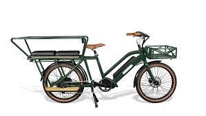 Le vélo cargo électrique Nebula de Brumaire vert sur un fond blanc