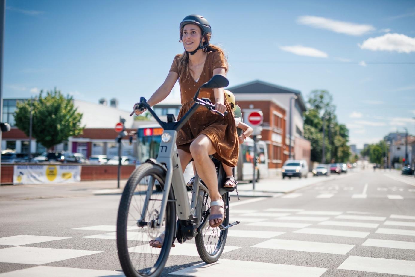 Une femme qui roule en ville avec le vélo de ville Moustache Lundi 27