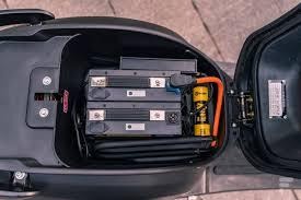 Des batteries posés dans un scooter électrique