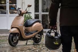 Un homme qui s'approche d'un scooter électrique Brumaire