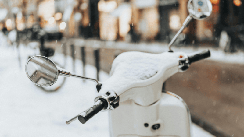 Scooter sous la neige 