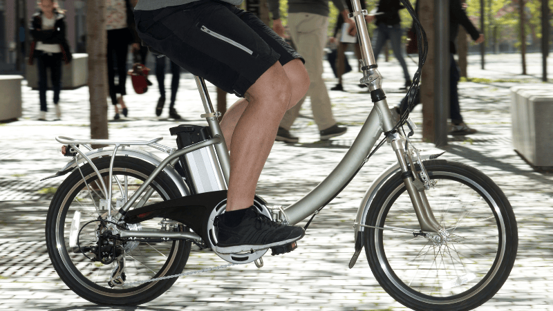 Vélo électrique pliant qui avance 