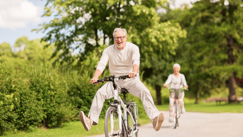 Séniors sur vélos électriques