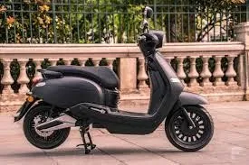 Le scooter électrique Brumaire garé dans la rue