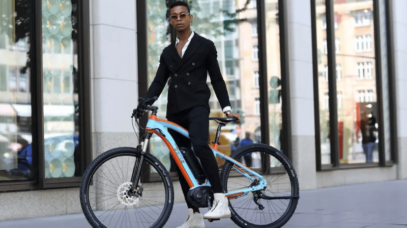 Homme en costume sur vélo électrique