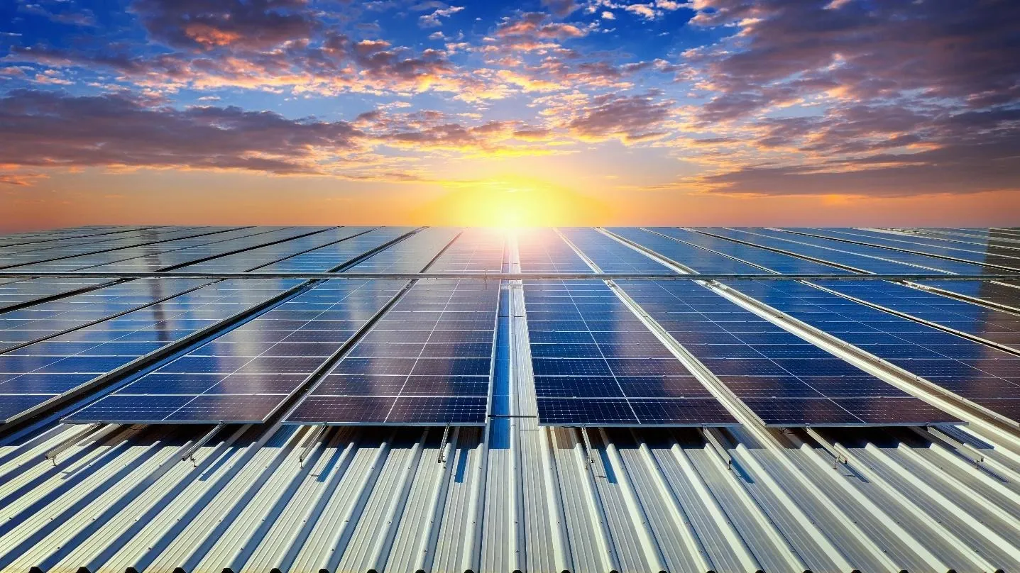 Des panneaux solaires sur un toit