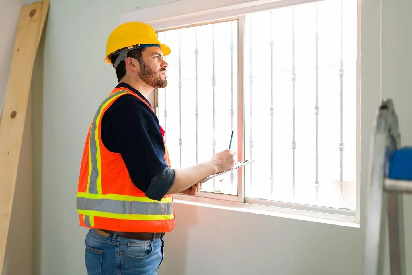 Un homme qui regarde une fenêtre posée
