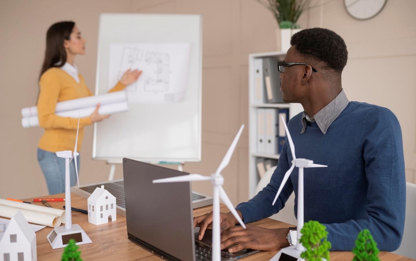Une femme et un homme qui prépare un plan de rénovation énergétique