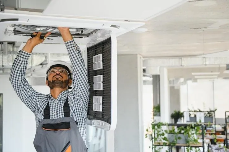 Un homme qui regarde une VMC