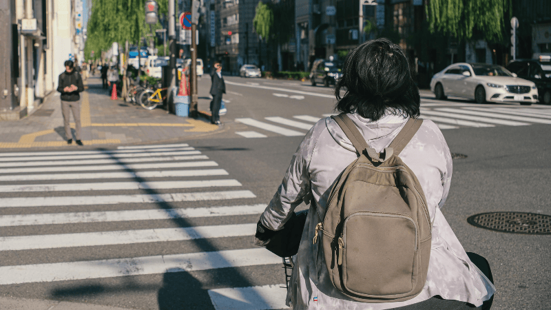 Vélo sur un passage piéton avec des piétons