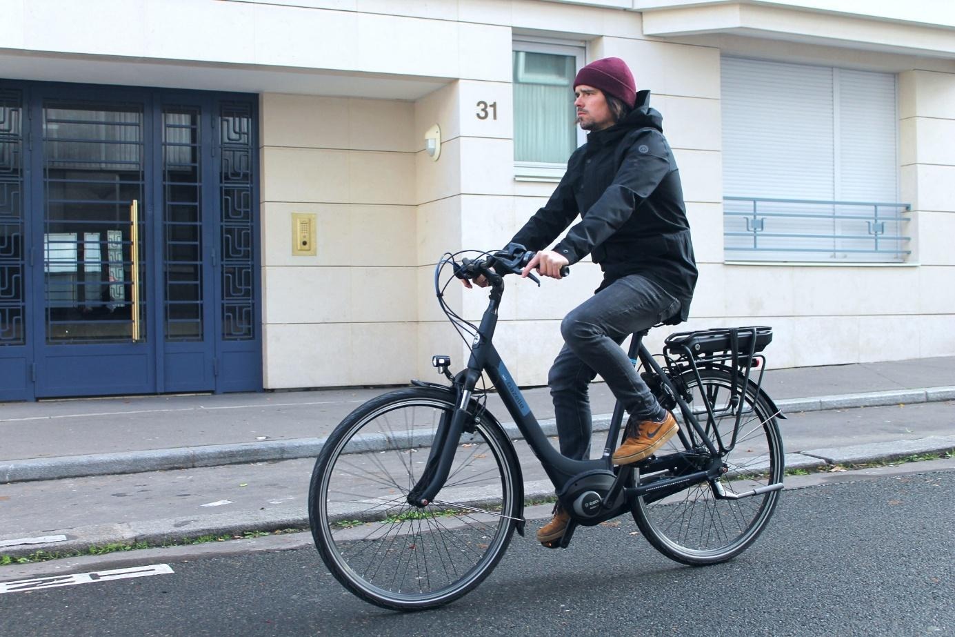 Un homme qui roule en ville sur un vélo électrique Gazelle Paris