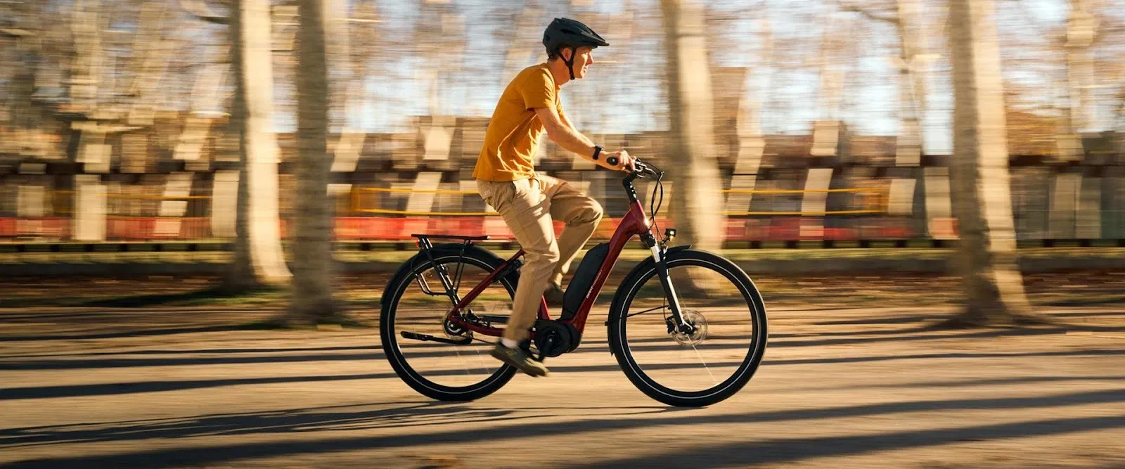 Un  jeune homme qui roule sur un vélo électrique Giant Express E+