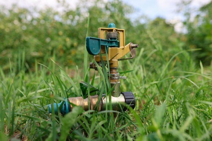 Un système d'arrosage automatisé dans une pelouse