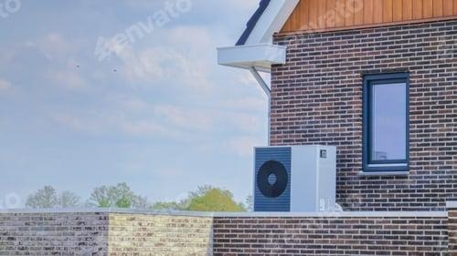 Une pompe à chaleur sur un mur extérieur