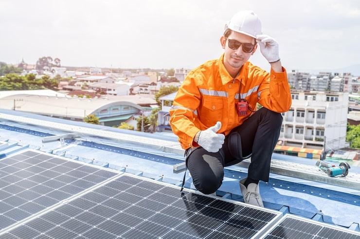 Un installateur de panneaux solaire sur un toit