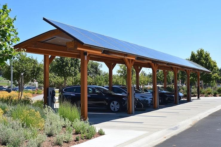 Des voitures sous un carport solaire