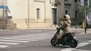 Une personne sur un scooter électrique de Brumaire en ville