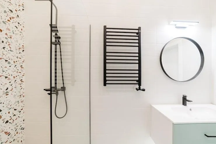 Une salle de bain aménagée