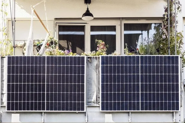 Des panneaux solaires sur la rambarde d'un balcon