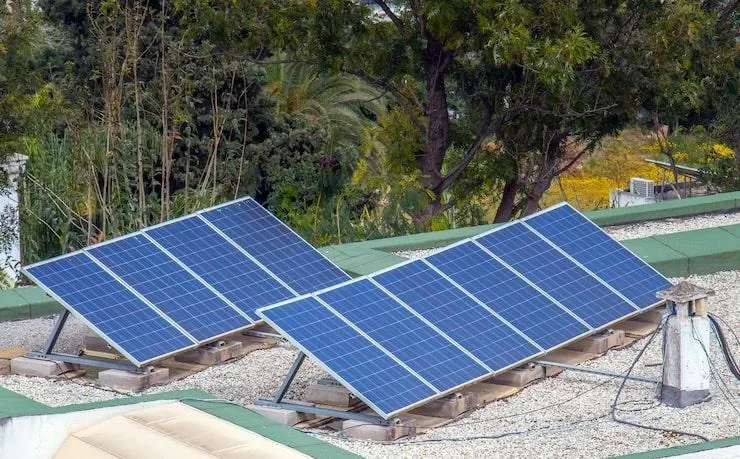 Des panneaux solaires installé sur une toit-terrasse