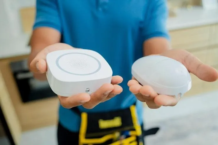 Un homme qui présente un détecteur de coupure automatique