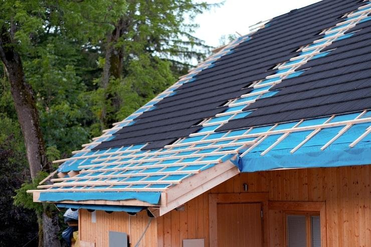 Une maison avec une toiture en tuiles solaires
