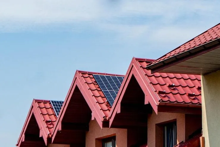 Une toiture de maison en tuiles solaires