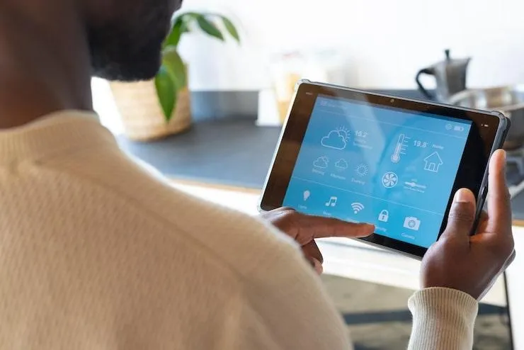 Une personne qui contrôle toute sa consommation énergétiquevia une tablette