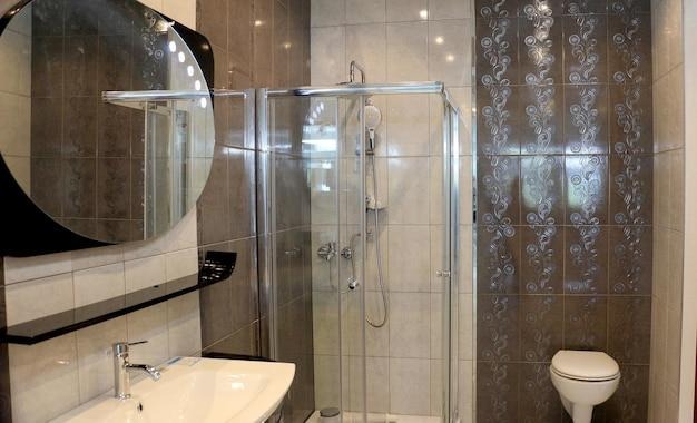 Une salle de bain aménagé 