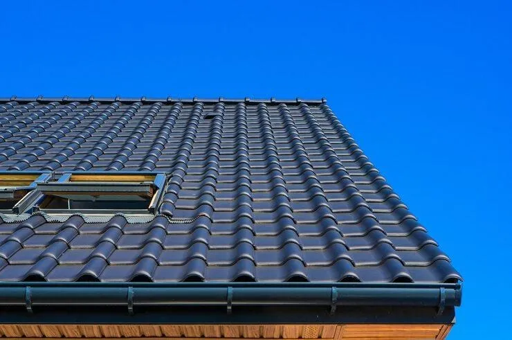Une toiture de maison en tuile