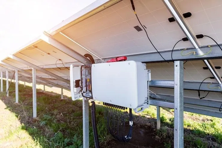 Un onduleur photovoltaïque sous des panneaux