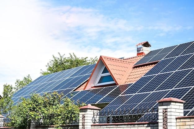 Des panneaux solaires sur une toiture de maison