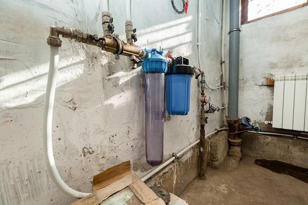 Un système de récupération d'eau grise installé contre un mur