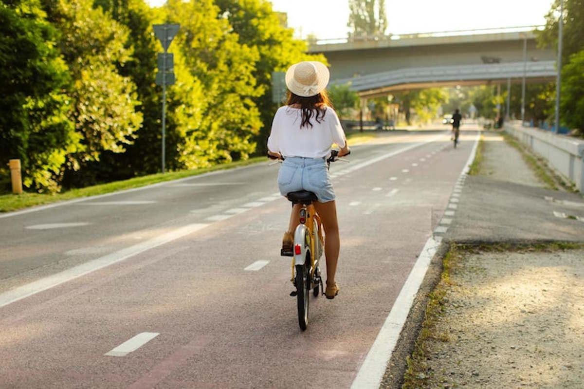 Une femme qui roule sur un vélo électrique de location