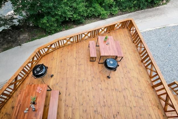 Une terrasse en boi en hauteur