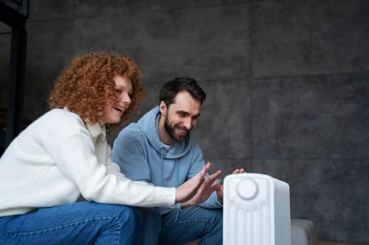 Un couple devant un radiateur en blanc