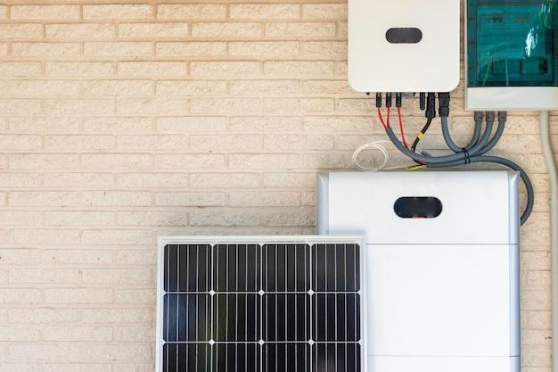 Une installation de kit de panneaux solaires