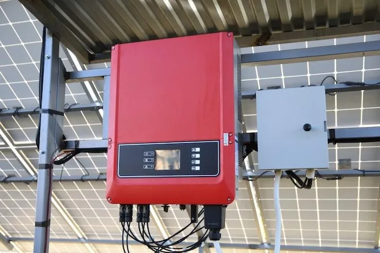 Une batterie de panneaux solaires