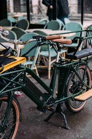 Le vélo Nebula de Brumaire garé près d'un café