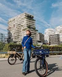 Une femme debout à côté d'un vélo nebula de Brumaire dans la rue