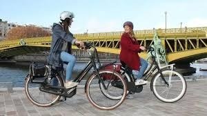 Un couple qui roule dans la rue avec les vélos de Brumaire
