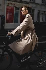 Une femme en plein centre ville sur un vélo Folio de Brumaire