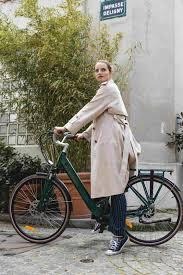 Une femme sur un vélo Folio Brumaire en ville