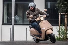 Un homme qui roule sur un Scooter électrique de Brumaire