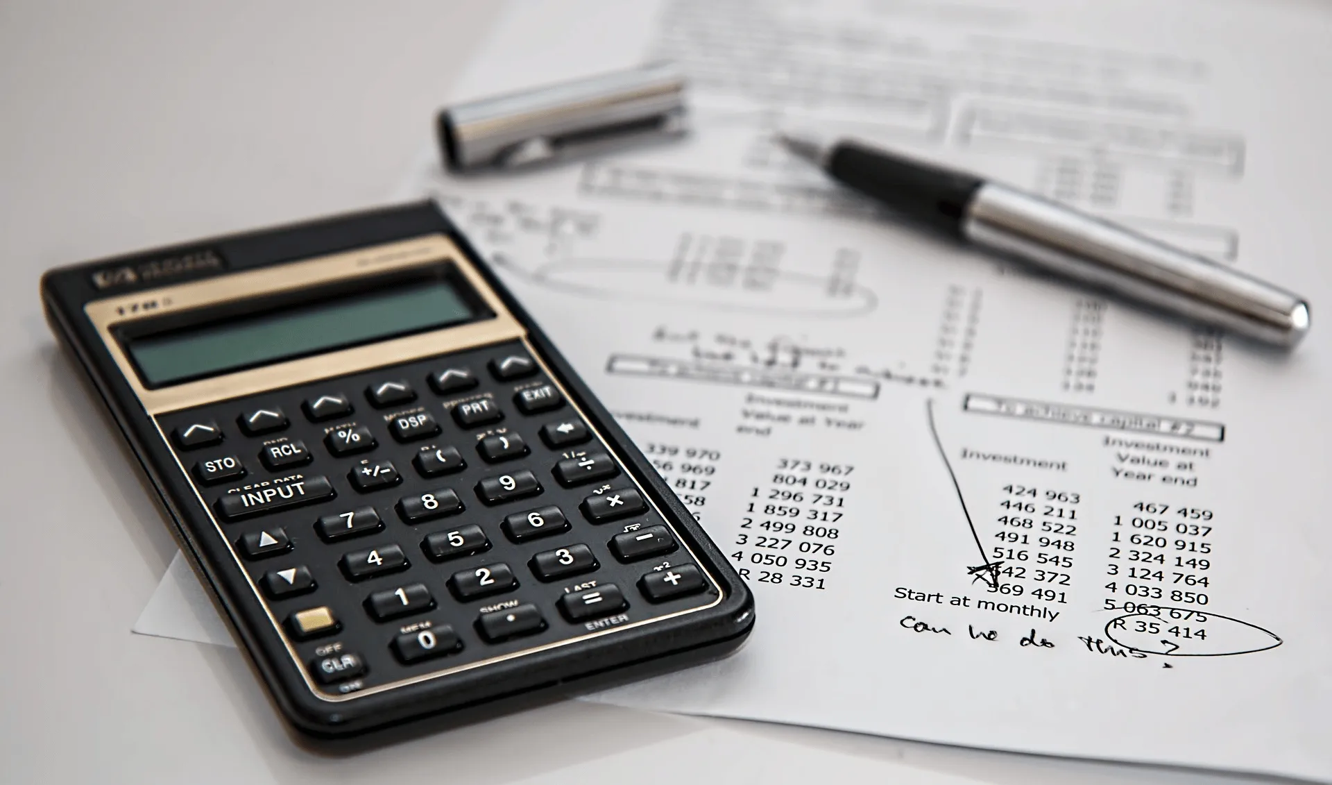 Calculatrice posée au-dessus d'un contrat d'assurance pno