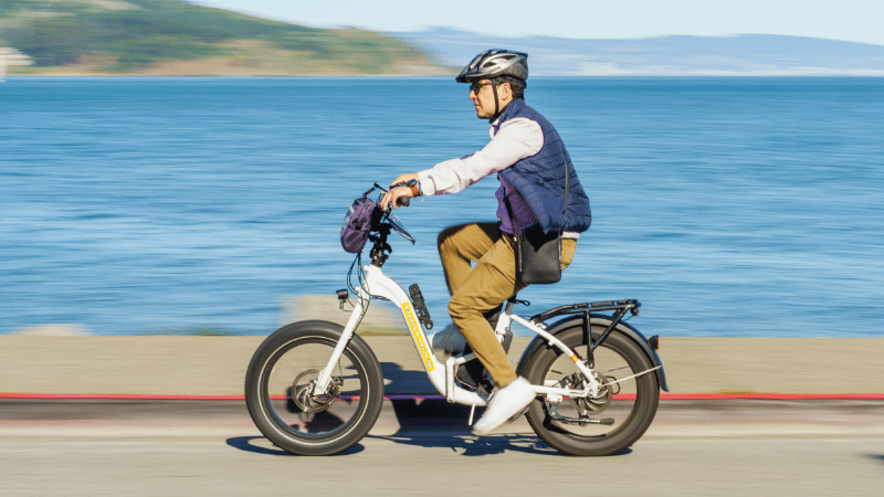 Un homme faisant du vélo électrique au bord de l’eau