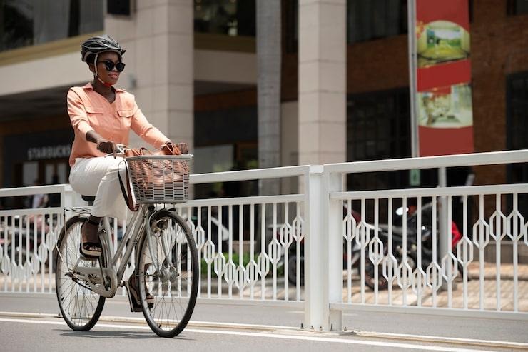 Une femme qui roule sur un vélo électrique de ville