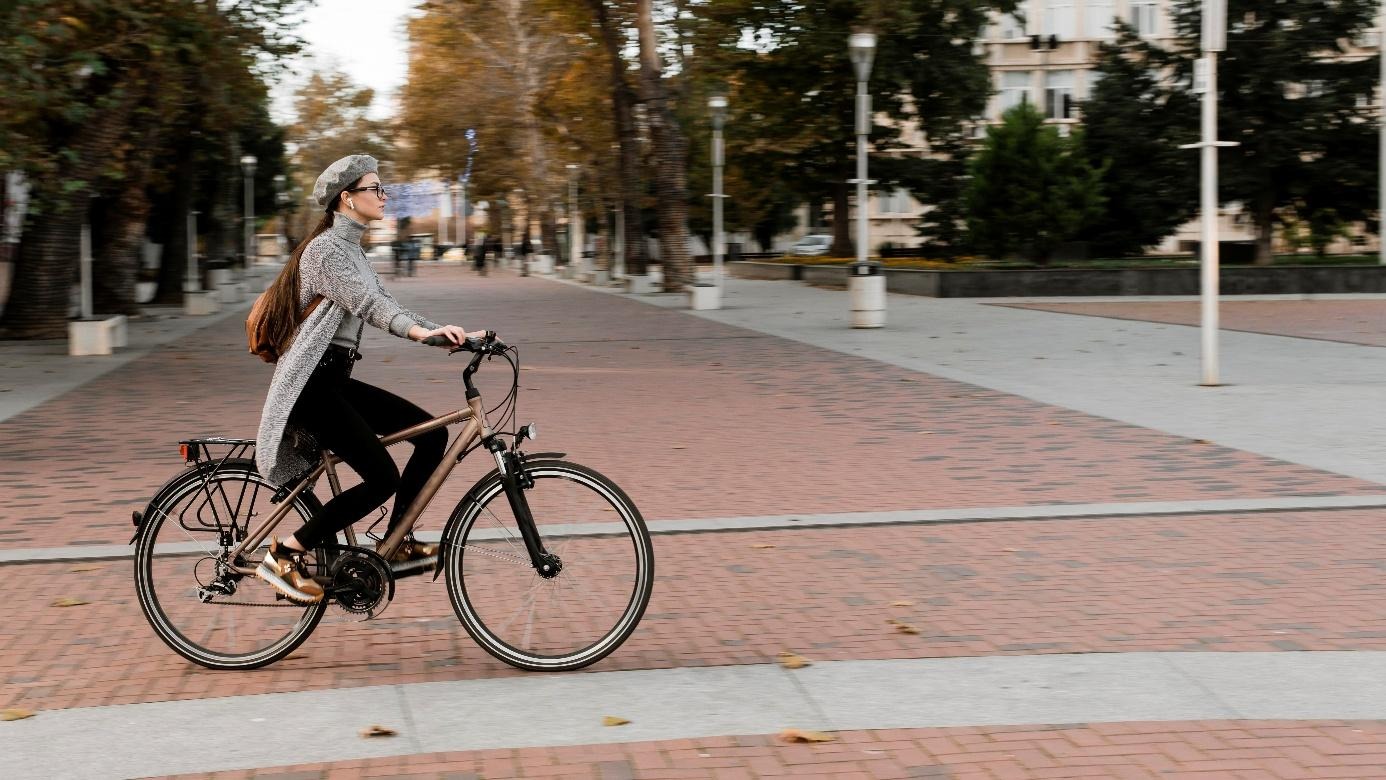 Une femme sur un vélo électrique en ville