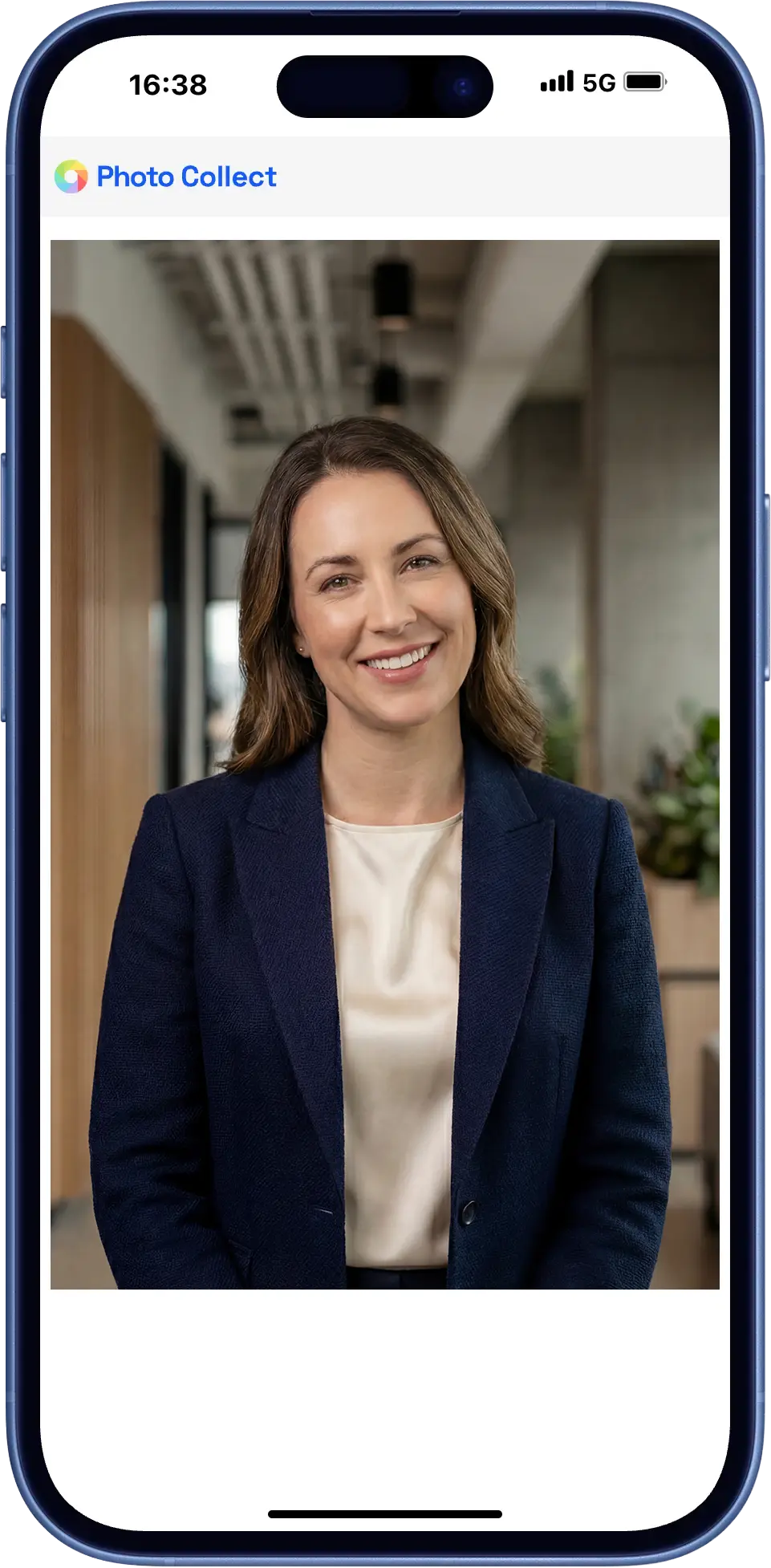 Captura de pantalla del iPhone que muestra la subida de una foto desde un smartphone con Photo Collect BYOD.