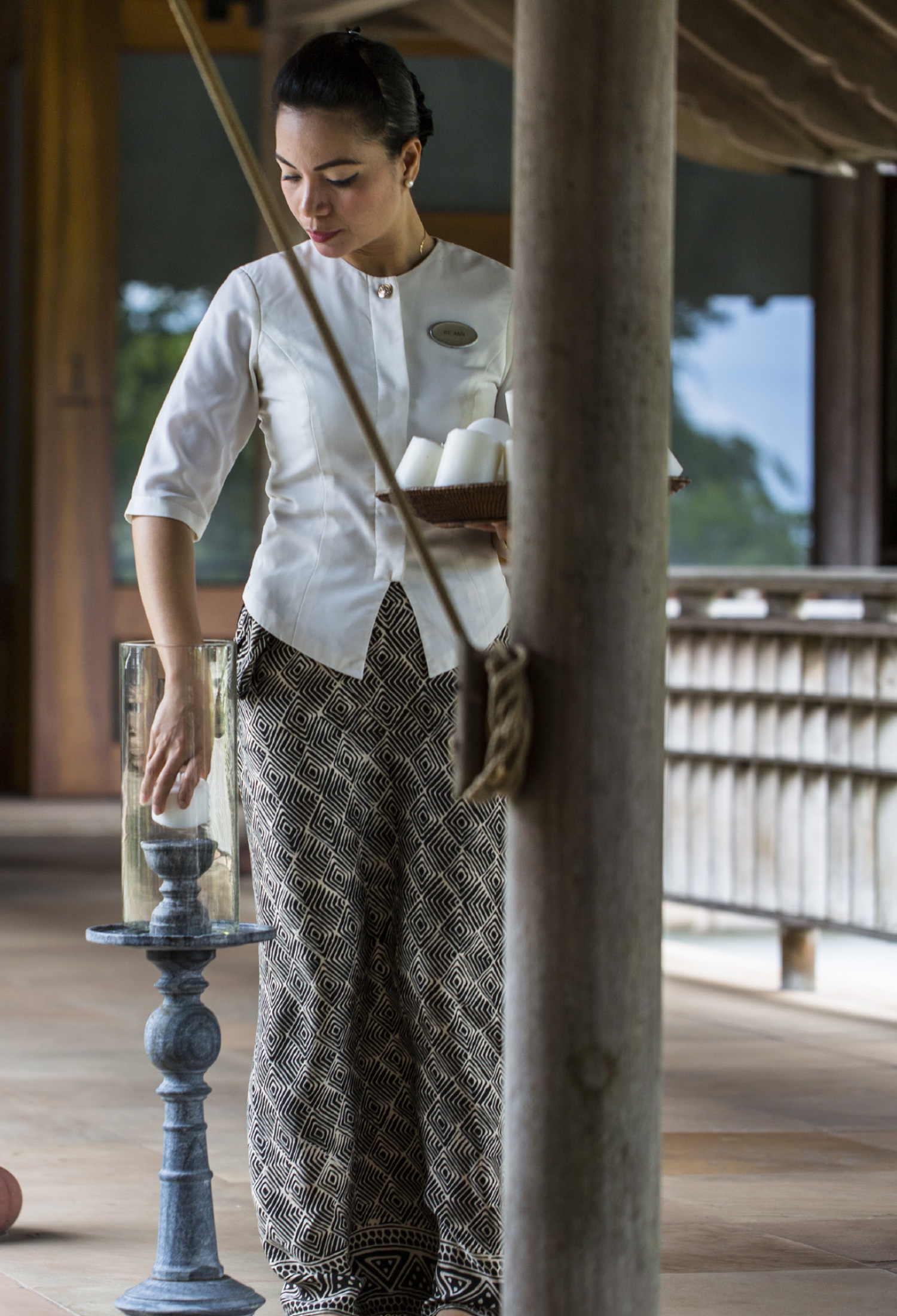 Vakkaru Maldives logo featuring a serene turtle in the background, designed by Brandteliers.